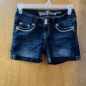 Women’s Wallflower Vintage Dark Blue Denim Cuffed Shorts Size 7 Embroidered EUC